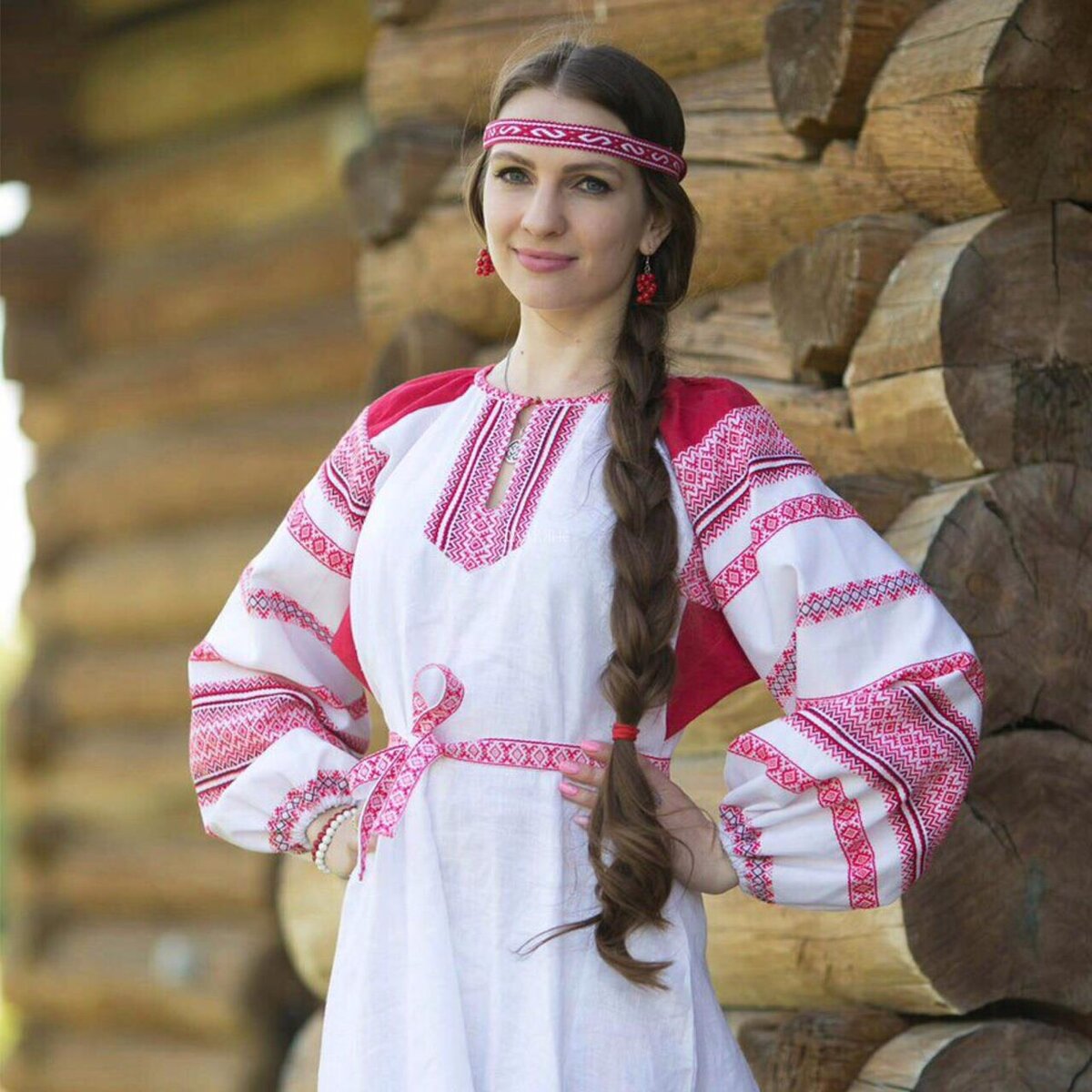 Girls in Slavic costumes brings the glow — live moments in Kabul